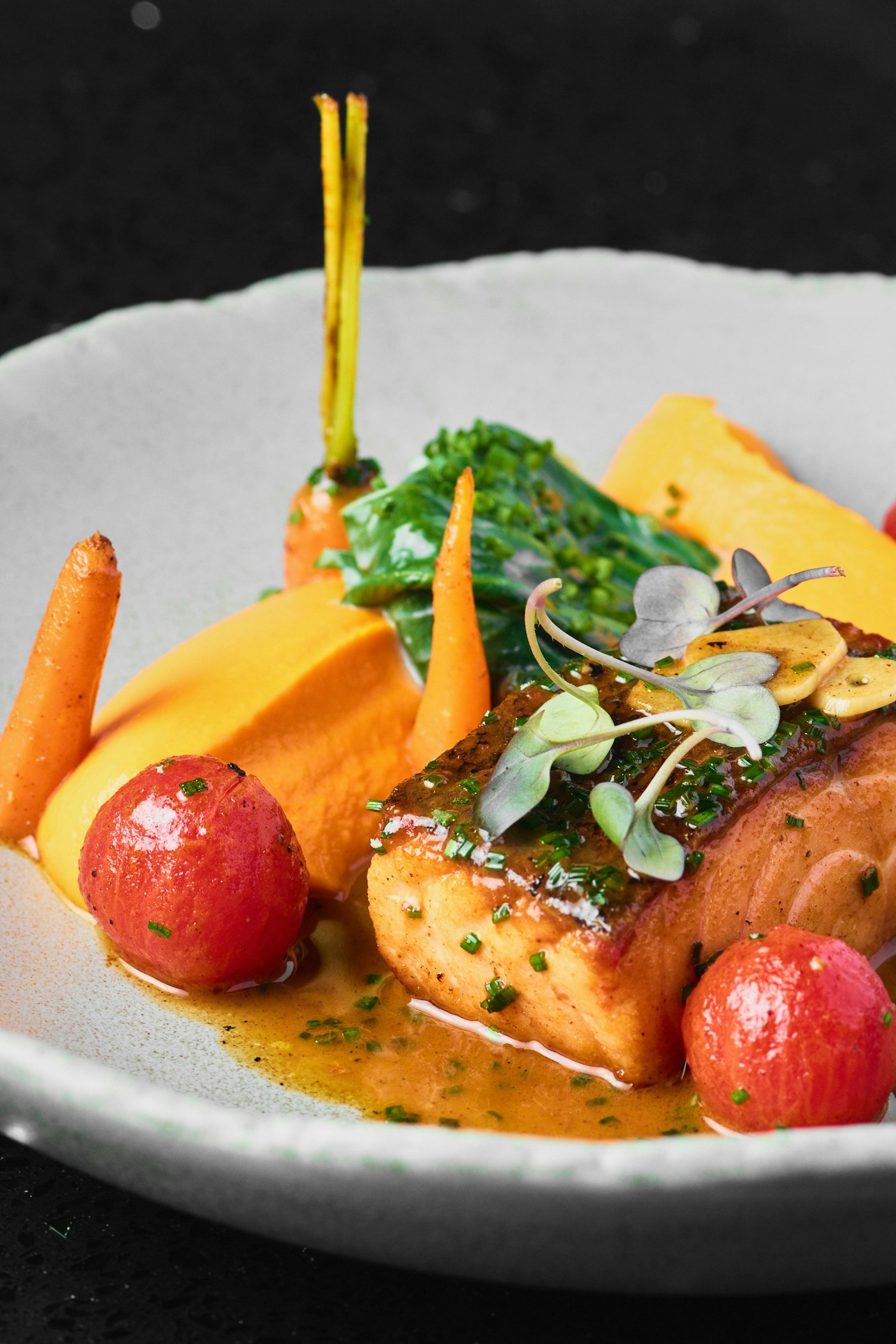Fotografía ilustrativa de salmón con verduras, de alexanderafan en Unsplash